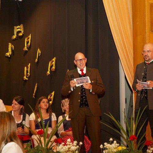 Zwei Männer sprechen auf der Bühne