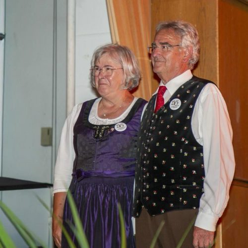Eine Frau und ein Mann in Kärntner Tracht beim Jubiläumskonzert der Singgemeinschaft Döbriach.