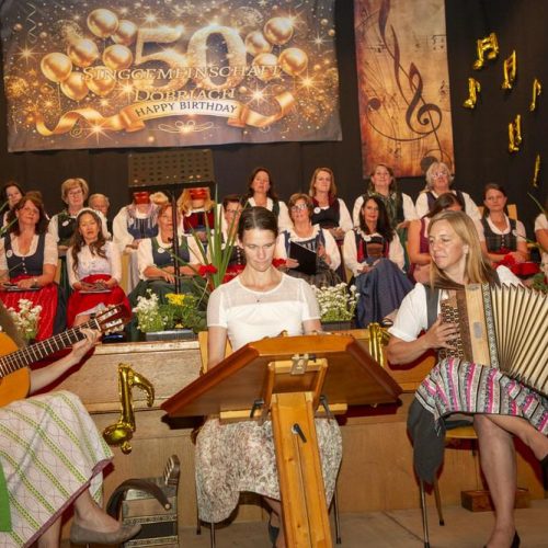 Zwei Musikerinnen begleiten das Jubiläumskonzert mit Zither und Harmonika.