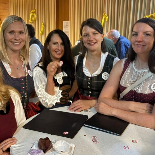 Vier Sängerinnen sitzen beim gemütlichen Beisammensein nach dem Konzert an einem Tisch.