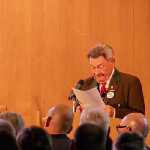 Ein Sprecher führt durch das Jubiläumskonzert der Singgemeinschaft Döbriach.